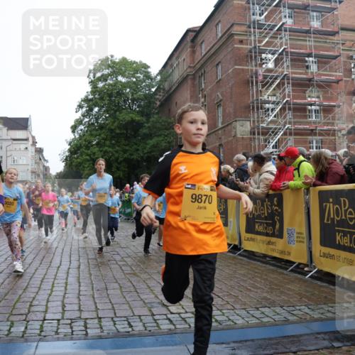 13.09.2026 - Kiel Lauf Yannick Fuchs http://msf.ph/oto/10350844 13.09.2026 08:57:32 Ziel 160, 406, 700, 1051, 1546, 1769, 2128, 2129, 4834, 5006, 5984, 6459, 7478, 7715, 9062, 9579, 10428, 10876, 11356, 2384, 3034, 3305, 3382, 3665, 4908, 5003, 5340, 5719, 5809, 6361, 7752, 8341, 9542, 9564, 10321, 10892, 11423, 11495, 11558, 12215, 12455, 12512, 57, 689, 1520, 1714, 2439, 3020, 3359, 3375, 3691, 4182, 4185, 4321, 4382, 4383, 5219, 5244, 5666, 5733, 5762, 5765, 5895, 6056, 7058, 7547, 7604, 7608, 7609, 8668, 8838, 9870, 9872, 10847, 10889, 11227, 81 meine-sportfotos.de