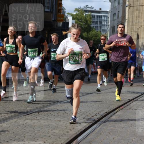 13.09.2026 - 21. swb-Marathon Bremen Strokosch-Dieckow http://msf.ph/oto/10350949 13.09.2026 13:33:02 Ziel 1437, 1687, 2611, 2992, 3354, 3878, 3895, 3902, 4233, 4323, 4862, 5009, 5398, 5581, 5657, 6583, 6718, 6760, 6786, 7016, 7466, 7758, 7990, 8344, 8367, 8506, 8957, 9175, 13232, 13234, 2283, 2393, 2440, 2818, 2959, 3710, 4260, 4408, 4659, 5191, 5324, 5395, 5410, 5790, 5981, 7467, 7788, 7830, 8061, 9269, 13028, 13092, 13093, 13101 meine-sportfotos.de