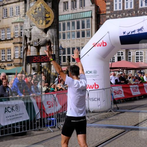 13.09.2026 - 21. swb-Marathon Bremen Tim E. http://msf.ph/oto/10351024 13.09.2026 12:22:55 Ziel 176 meine-sportfotos.de