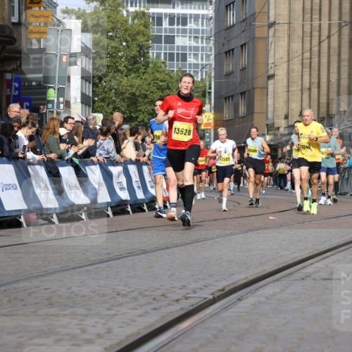 13.09.2026 - 21. swb-Marathon Bremen Strokosch-Dieckow http://msf.ph/oto/10351100 13.09.2026 10:54:45 Ziel 10067, 10146, 10359, 10410, 10503, 10577, 10631, 10749, 10765, 10837, 10884, 11039, 11099, 11118, 11389, 11476, 11593, 11843, 11989, 12038, 12265, 12328, 12467, 10646, 10901, 11620, 11860, 11889, 11976, 12313, 12800, 13592 meine-sportfotos.de