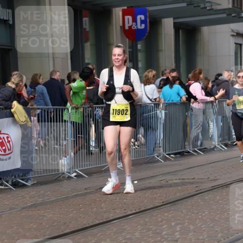 13.09.2026 - 21. swb-Marathon Bremen Strokosch-Dieckow http://msf.ph/oto/10351242 13.09.2026 11:13:53 Ziel 10395, 10396, 10402, 10491, 10586, 10784, 10799, 10854, 10880, 11027, 11233, 11535, 11703, 11864, 11902, 12100, 10330, 10766, 10799, 10889, 11078, 11084, 11954, 11999, 12010, 12280 meine-sportfotos.de