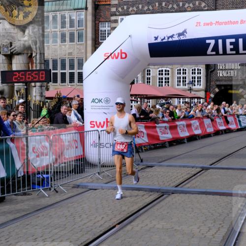 13.09.2026 - 21. swb-Marathon Bremen Tim E. http://msf.ph/oto/10351382 13.09.2026 12:27:48 Ziel  meine-sportfotos.de