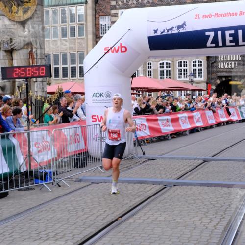 13.09.2026 - 21. swb-Marathon Bremen Tim E. http://msf.ph/oto/10351584 13.09.2026 12:29:48 Ziel 821 meine-sportfotos.de
