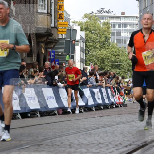 13.09.2026 - 21. swb-Marathon Bremen Strokosch-Dieckow http://msf.ph/oto/10351661 13.09.2026 10:54:57 Ziel 10067, 10146, 10410, 10589, 10608, 10704, 10765, 11039, 11040, 11174, 11389, 11569, 11593, 11874, 12038, 12265, 12328, 12467, 12519, 13526, 10555, 11001, 11620, 11631, 11860, 11908, 11976 meine-sportfotos.de