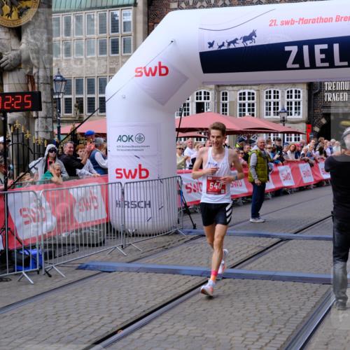 13.09.2026 - 21. swb-Marathon Bremen Tim E. http://msf.ph/oto/10352091 13.09.2026 12:33:14 Ziel 822 meine-sportfotos.de