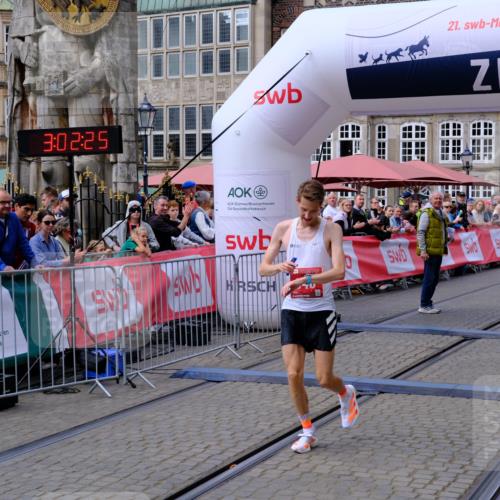 13.09.2026 - 21. swb-Marathon Bremen Tim E. http://msf.ph/oto/10352135 13.09.2026 12:33:15 Ziel 822 meine-sportfotos.de