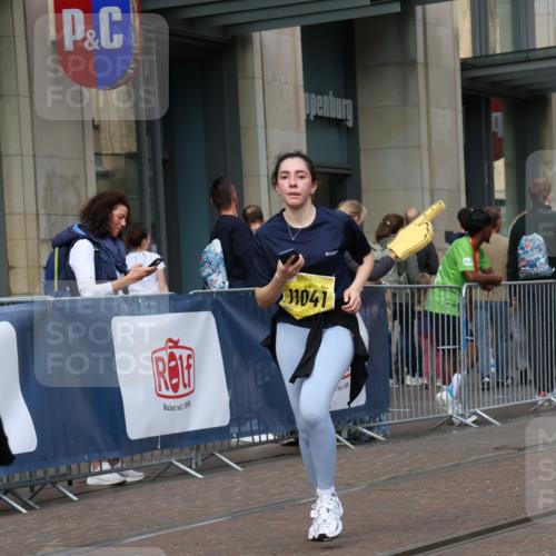 13.09.2026 - 21. swb-Marathon Bremen Strokosch-Dieckow http://msf.ph/oto/10352183 13.09.2026 11:14:15 Ziel 10303, 10395, 10396, 10519, 10705, 10722, 10784, 11041, 11140, 11173, 11186, 11363, 11408, 11703, 12100, 12112, 12431, 10402, 10491, 10586, 10799, 10854, 10880, 11027, 11233, 11535, 11864, 11902 meine-sportfotos.de