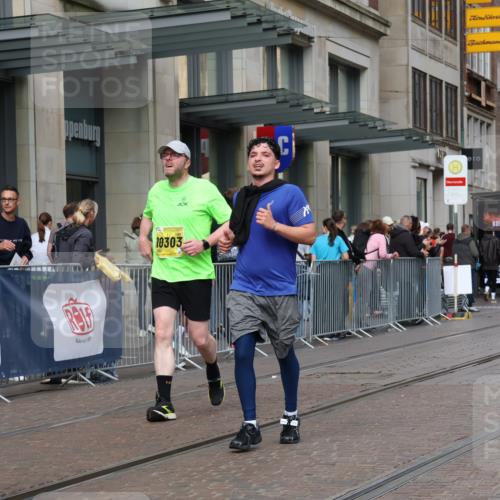13.09.2026 - 21. swb-Marathon Bremen Strokosch-Dieckow http://msf.ph/oto/10352238 13.09.2026 11:14:16 Ziel 10303, 10395, 10396, 10519, 10705, 10722, 10784, 11041, 11097, 11098, 11140, 11173, 11186, 11363, 11408, 11703, 12100, 12112, 12431, 10395, 10396, 10402, 10491, 10586, 10799, 10854, 10880, 11027, 11233, 11535, 11864, 11902 meine-sportfotos.de
