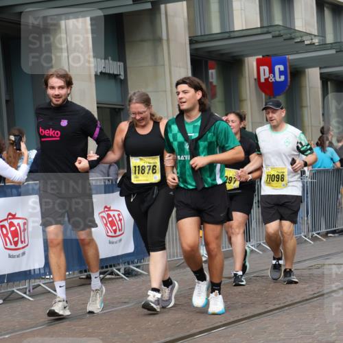 13.09.2026 - 21. swb-Marathon Bremen Strokosch-Dieckow http://msf.ph/oto/10352755 13.09.2026 11:14:33 Ziel 10271, 10519, 10557, 10605, 10705, 10752, 10776, 10805, 11085, 11097, 11098, 11186, 11288, 11408, 11645, 11673, 11876, 11974, 12191, 12193, 12333, 10303, 10395, 10396, 10402, 10586, 10722, 10784, 10854, 11041, 11140, 11173, 11363, 11408, 11703, 11864, 12100, 12112, 12431 meine-sportfotos.de