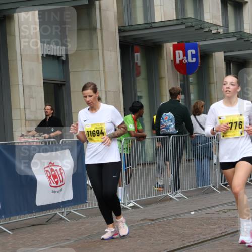 13.09.2026 - 21. swb-Marathon Bremen Strokosch-Dieckow http://msf.ph/oto/10353238 13.09.2026 11:14:50 Ziel 10271, 10325, 10605, 10752, 11424, 11673, 11694, 11810, 11974, 11990, 12110, 12333, 10519, 10557, 10705, 10752, 10776, 10805, 11085, 11097, 11098, 11186, 11288, 11408, 11645, 11876, 11974, 12112, 12191, 12193 meine-sportfotos.de