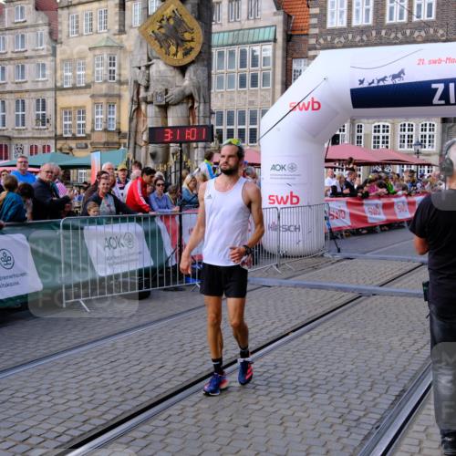 13.09.2026 - 21. swb-Marathon Bremen Tim E. http://msf.ph/oto/10353348 13.09.2026 12:41:50 Ziel 1139 meine-sportfotos.de