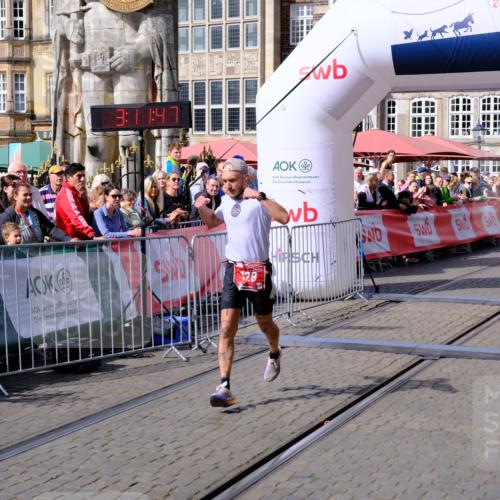 13.09.2026 - 21. swb-Marathon Bremen Tim E. http://msf.ph/oto/10353527 13.09.2026 12:42:35 Ziel  meine-sportfotos.de