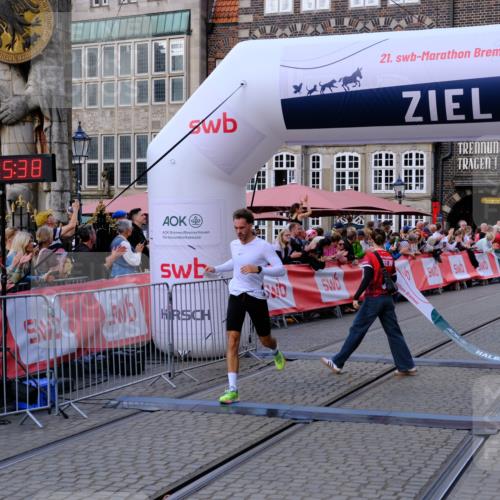 13.09.2026 - 21. swb-Marathon Bremen Tim E. http://msf.ph/oto/10354896 13.09.2026 12:46:26 Ziel 103, 1352, 2143, 8044 meine-sportfotos.de