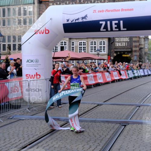 13.09.2026 - 21. swb-Marathon Bremen Tim E. http://msf.ph/oto/10355153 13.09.2026 12:46:36 Ziel 103, 1352, 1525, 8044 meine-sportfotos.de