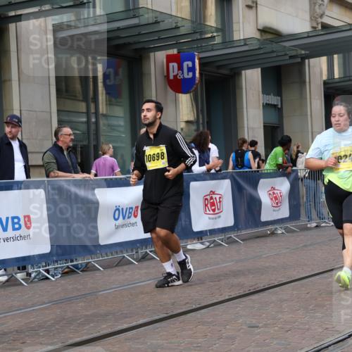 13.09.2026 - 21. swb-Marathon Bremen Strokosch-Dieckow http://msf.ph/oto/10355468 13.09.2026 11:16:14 Ziel 10242, 11274, 12057, 12102, 12158, 10474, 10665, 11026, 11081, 11139, 11181, 11200, 11217, 11264, 11385, 11448, 11549, 11573, 11613, 11768, 11940, 12046, 12151, 12306, 12539, 13508 meine-sportfotos.de