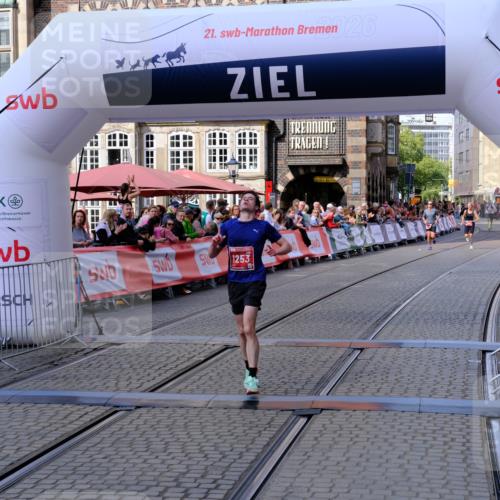 13.09.2026 - 21. swb-Marathon Bremen Tim E. http://msf.ph/oto/10355531 13.09.2026 12:47:19 Ziel 649, 7741 meine-sportfotos.de