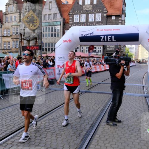 13.09.2026 - 21. swb-Marathon Bremen Tim E. http://msf.ph/oto/10355696 13.09.2026 12:47:33 Ziel 649, 7741 meine-sportfotos.de