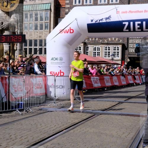 13.09.2026 - 21. swb-Marathon Bremen Tim E. http://msf.ph/oto/10355816 13.09.2026 12:48:18 Ziel 358, 447, 875 meine-sportfotos.de