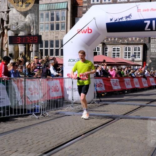 13.09.2026 - 21. swb-Marathon Bremen Tim E. http://msf.ph/oto/10355836 13.09.2026 12:48:18 Ziel 358, 447, 875 meine-sportfotos.de