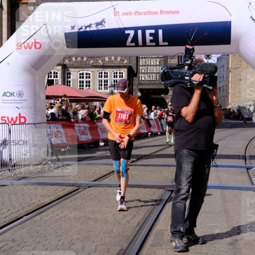 13.09.2026 - 21. swb-Marathon Bremen Tim E. http://msf.ph/oto/10355864 13.09.2026 12:48:30 Ziel 358, 447 meine-sportfotos.de