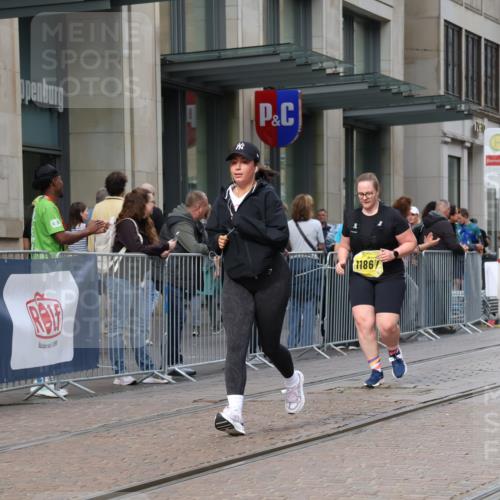 13.09.2026 - 21. swb-Marathon Bremen Strokosch-Dieckow http://msf.ph/oto/10355887 13.09.2026 11:16:39 Ziel 10295, 10335, 10679, 10999, 11355, 11456, 11461, 11653, 11867, 12089, 12287, 10242, 11274, 12057, 12102, 12158 meine-sportfotos.de