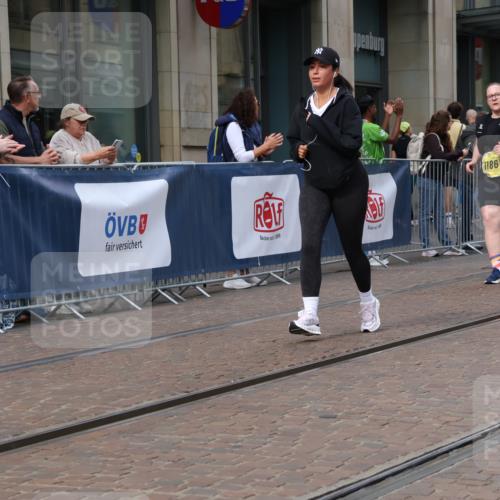13.09.2026 - 21. swb-Marathon Bremen Strokosch-Dieckow http://msf.ph/oto/10355915 13.09.2026 11:16:40 Ziel 10295, 10335, 10679, 10999, 11355, 11456, 11461, 11653, 11867, 12089, 12287, 10242, 11274, 12057, 12102, 12158 meine-sportfotos.de