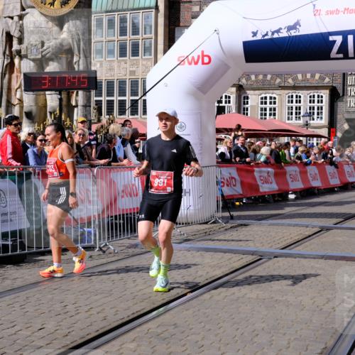 13.09.2026 - 21. swb-Marathon Bremen Tim E. http://msf.ph/oto/10355924 13.09.2026 12:48:34 Ziel  meine-sportfotos.de