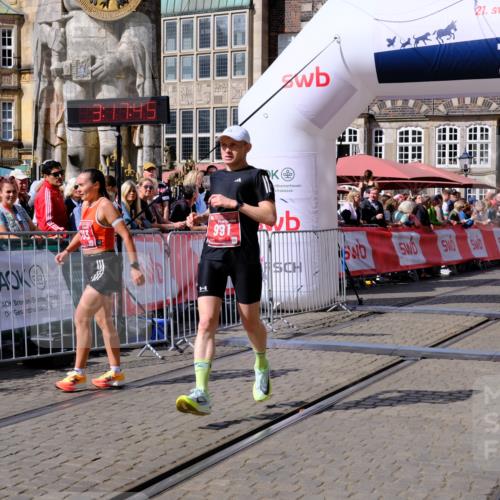 13.09.2026 - 21. swb-Marathon Bremen Tim E. http://msf.ph/oto/10355937 13.09.2026 12:48:34 Ziel  meine-sportfotos.de