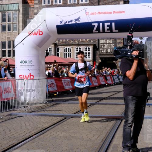 13.09.2026 - 21. swb-Marathon Bremen Tim E. http://msf.ph/oto/10355945 13.09.2026 12:48:40 Ziel 5428 meine-sportfotos.de