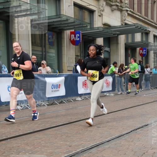 13.09.2026 - 21. swb-Marathon Bremen Strokosch-Dieckow http://msf.ph/oto/10355965 13.09.2026 11:16:43 Ziel 10295, 10335, 10999, 11355, 11456, 11461, 11653, 11672, 11867, 12089, 12287, 10242, 10679, 11274, 12102, 12158 meine-sportfotos.de