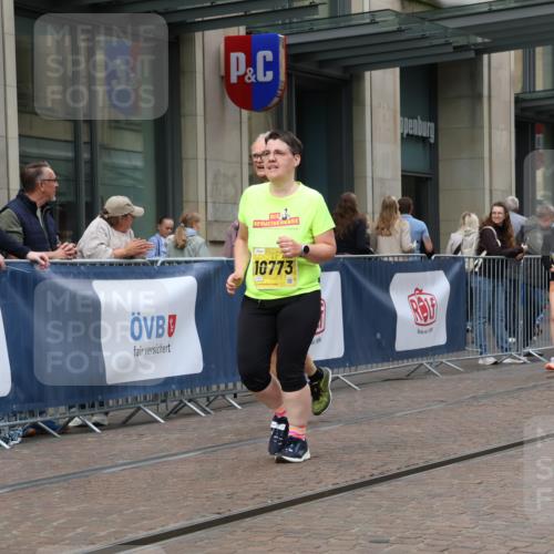 13.09.2026 - 21. swb-Marathon Bremen Strokosch-Dieckow http://msf.ph/oto/10356385 13.09.2026 11:17:03 Ziel 10472, 10773, 10779, 10979, 11495, 11672, 11709, 12101, 12334, 10295, 10335, 10679, 10999, 11355, 11456, 11461, 11653, 11867, 12089, 12287 meine-sportfotos.de