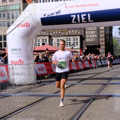 13.09.2026 - 21. swb-Marathon Bremen Tim E. http://msf.ph/oto/10356558 13.09.2026 12:50:46 Ziel 520, 4232, 8075 meine-sportfotos.de
