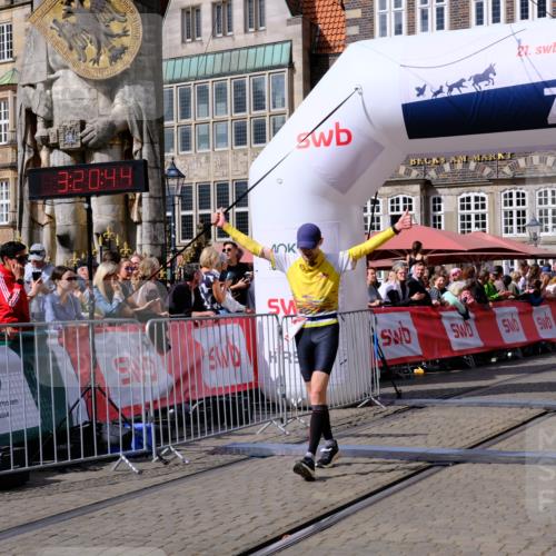 13.09.2026 - 21. swb-Marathon Bremen Tim E. http://msf.ph/oto/10356794 13.09.2026 12:51:33 Ziel 858, 1453, 3617, 13033 meine-sportfotos.de