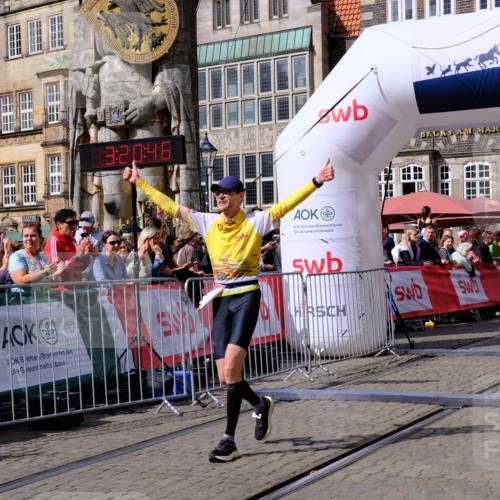 13.09.2026 - 21. swb-Marathon Bremen Tim E. http://msf.ph/oto/10356863 13.09.2026 12:51:34 Ziel 858, 1453, 3617, 13033 meine-sportfotos.de