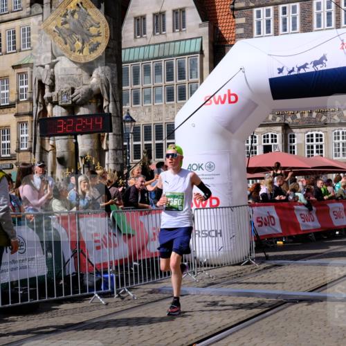 13.09.2026 - 21. swb-Marathon Bremen Tim E. http://msf.ph/oto/10358103 13.09.2026 12:53:32 Ziel 2585, 2670, 7650, 8081 meine-sportfotos.de