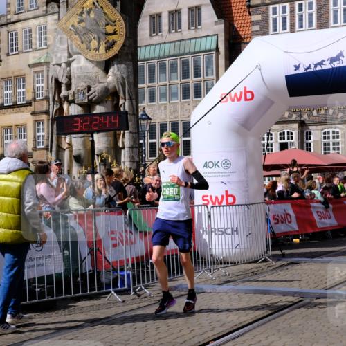 13.09.2026 - 21. swb-Marathon Bremen Tim E. http://msf.ph/oto/10358113 13.09.2026 12:53:33 Ziel 2585, 2670, 7650, 8081 meine-sportfotos.de