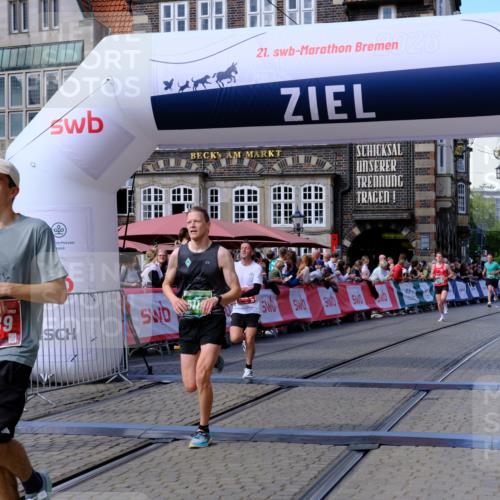 13.09.2026 - 21. swb-Marathon Bremen Tim E. http://msf.ph/oto/10358667 13.09.2026 12:54:27 Ziel 1256, 1629, 6112, 9399, 9617 meine-sportfotos.de