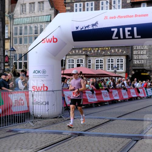 13.09.2026 - 21. swb-Marathon Bremen Tim E. http://msf.ph/oto/10358934 13.09.2026 12:54:35 Ziel 1256, 1629, 9399, 9617 meine-sportfotos.de