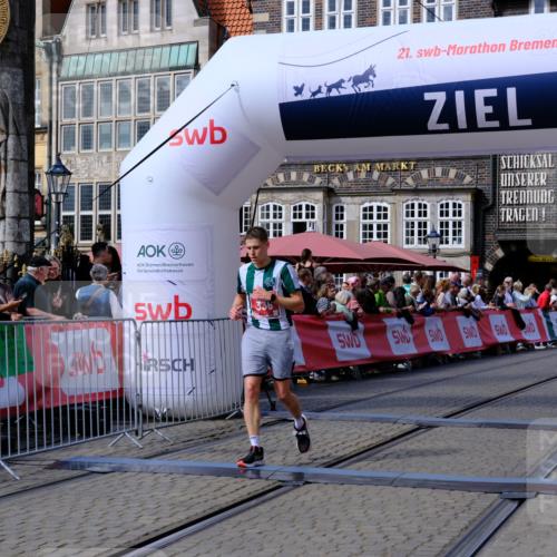 13.09.2026 - 21. swb-Marathon Bremen Tim E. http://msf.ph/oto/10358960 13.09.2026 12:54:53 Ziel 1020 meine-sportfotos.de