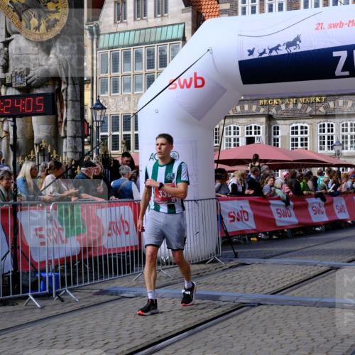 13.09.2026 - 21. swb-Marathon Bremen Tim E. http://msf.ph/oto/10359018 13.09.2026 12:54:53 Ziel 1020 meine-sportfotos.de