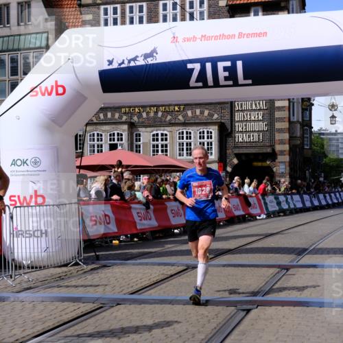 13.09.2026 - 21. swb-Marathon Bremen Tim E. http://msf.ph/oto/10359118 13.09.2026 12:54:59 Ziel 1020 meine-sportfotos.de