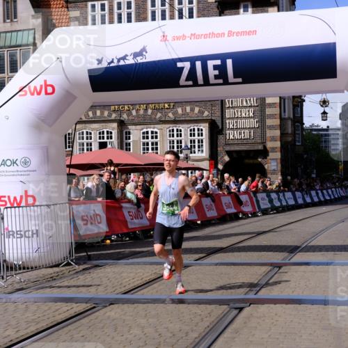 13.09.2026 - 21. swb-Marathon Bremen Tim E. http://msf.ph/oto/10359358 13.09.2026 12:55:36 Ziel 3744 meine-sportfotos.de