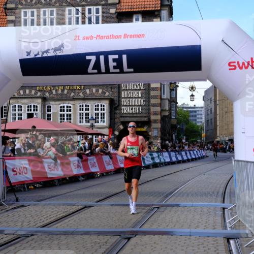 13.09.2026 - 21. swb-Marathon Bremen Tim E. http://msf.ph/oto/10359789 13.09.2026 12:56:32 Ziel 250, 6630 meine-sportfotos.de