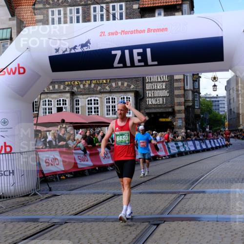 13.09.2026 - 21. swb-Marathon Bremen Tim E. http://msf.ph/oto/10359821 13.09.2026 12:56:34 Ziel 250, 6630 meine-sportfotos.de