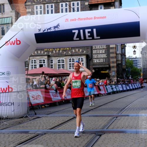 13.09.2026 - 21. swb-Marathon Bremen Tim E. http://msf.ph/oto/10359836 13.09.2026 12:56:34 Ziel 250, 6630 meine-sportfotos.de