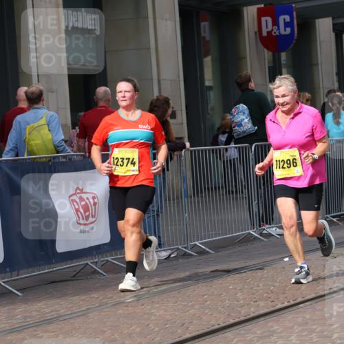 13.09.2026 - 21. swb-Marathon Bremen Strokosch-Dieckow http://msf.ph/oto/10359867 13.09.2026 11:20:10 Ziel 10161, 11296, 11529, 11530, 11541, 11675, 11980, 12285, 12316, 12317, 12374, 10430, 10882, 11244, 11333, 11337, 11546, 12472 meine-sportfotos.de