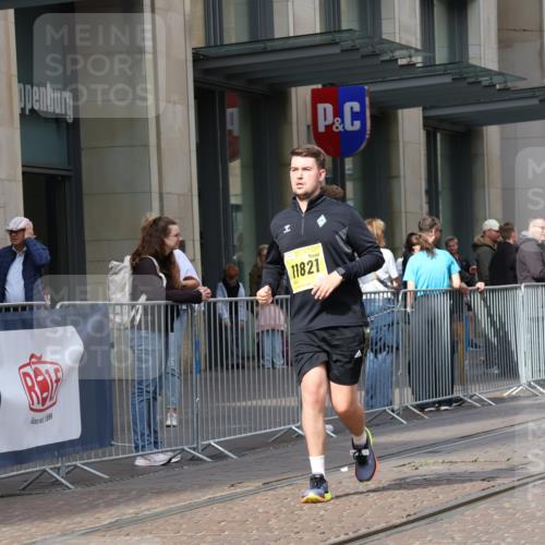 13.09.2026 - 21. swb-Marathon Bremen Strokosch-Dieckow http://msf.ph/oto/10360788 13.09.2026 11:21:11 Ziel 11262, 11780, 11821, 10407, 12542 meine-sportfotos.de