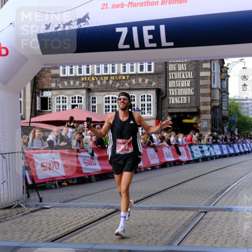 13.09.2026 - 21. swb-Marathon Bremen Tim E. http://msf.ph/oto/10361060 13.09.2026 12:58:26 Ziel 1323, 1379, 1604, 1717, 2073, 2099, 9065 meine-sportfotos.de