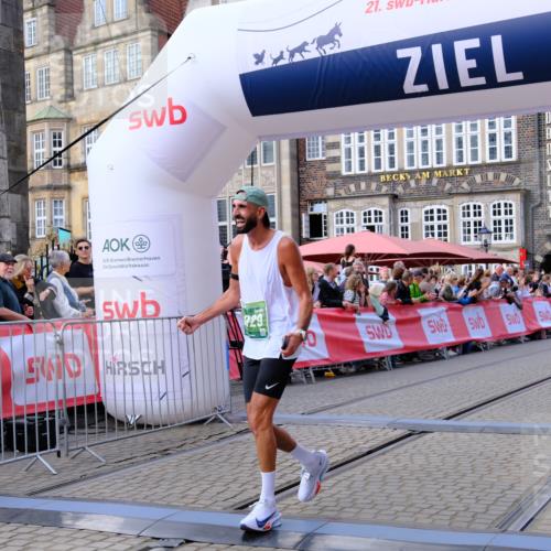 13.09.2026 - 21. swb-Marathon Bremen Tim E. http://msf.ph/oto/10361612 13.09.2026 12:59:10 Ziel 1118, 1576, 3624, 4847, 6929, 8065, 8994, 9120, 9329 meine-sportfotos.de