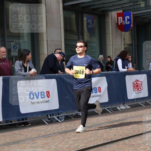 13.09.2026 - 21. swb-Marathon Bremen Strokosch-Dieckow http://msf.ph/oto/10361766 13.09.2026 11:22:20 Ziel 10710, 10968, 11574, 11579, 10968, 11423, 11579, 11698, 12157, 12444 meine-sportfotos.de